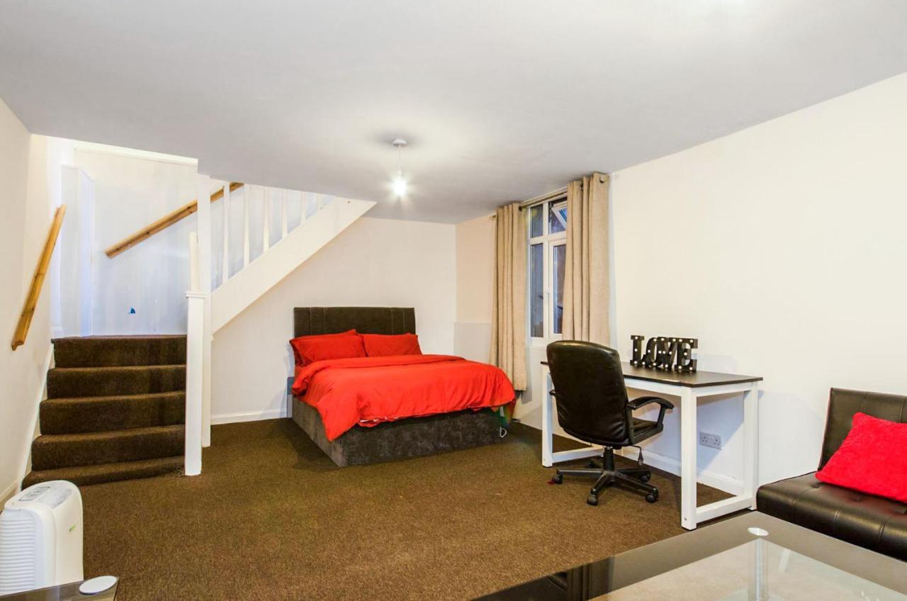 Spacious Studio Flat- Watford Junction & Harry Potter World Экстерьер фото